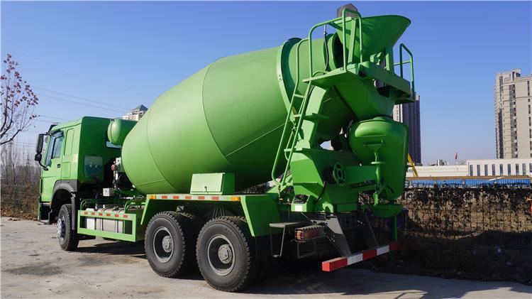 SINOTRUK Howo 371 HP Cement Mixer Truck 6X4 for Sale In Nigeria