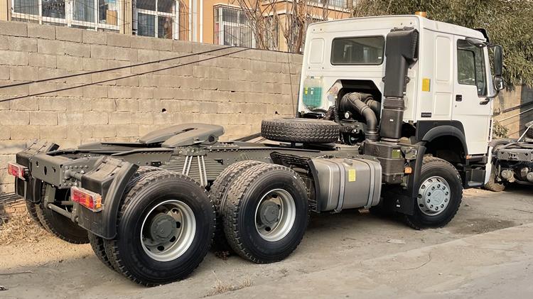 Sinotruk Howo 371HP Truck Tractor Head for Sale with Low Price