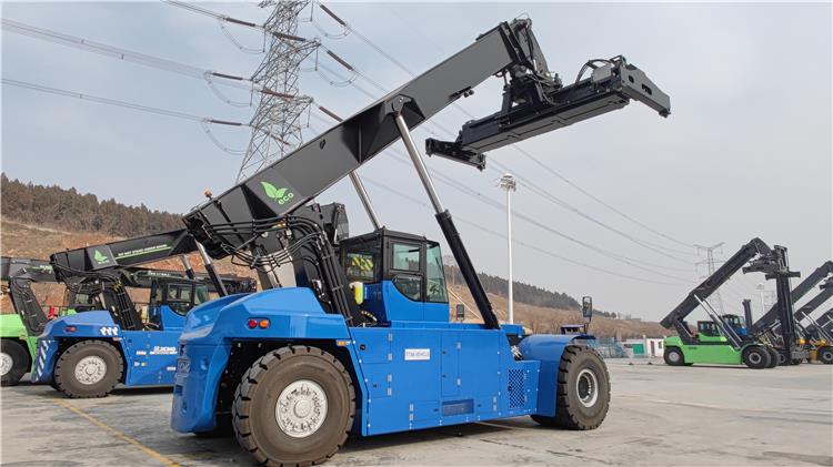  Reach Stacker 