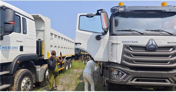 Zimbabwe Customer Visits China to Purchase HOWO Dump Truck 6x4